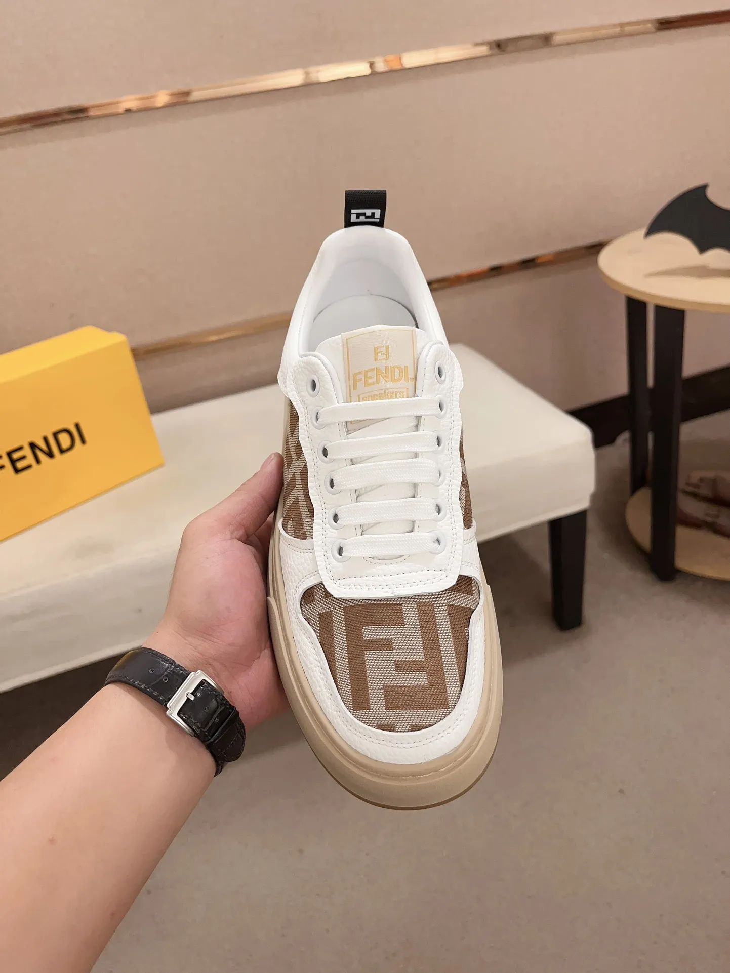 Men's shoes💰: 400💰[Fendi] Fendi's latest casual shoes for men! Available at counters simultaneously! A one-to-one replica of the original. All imported official website one-to-one cowhide fabric. The interior is made of top-grade sheepskin, and the original factory-supplied rubber outsole is used. Leading new fashion concepts. Matching code: 38-44. (can be customized for 45 non-refundable)